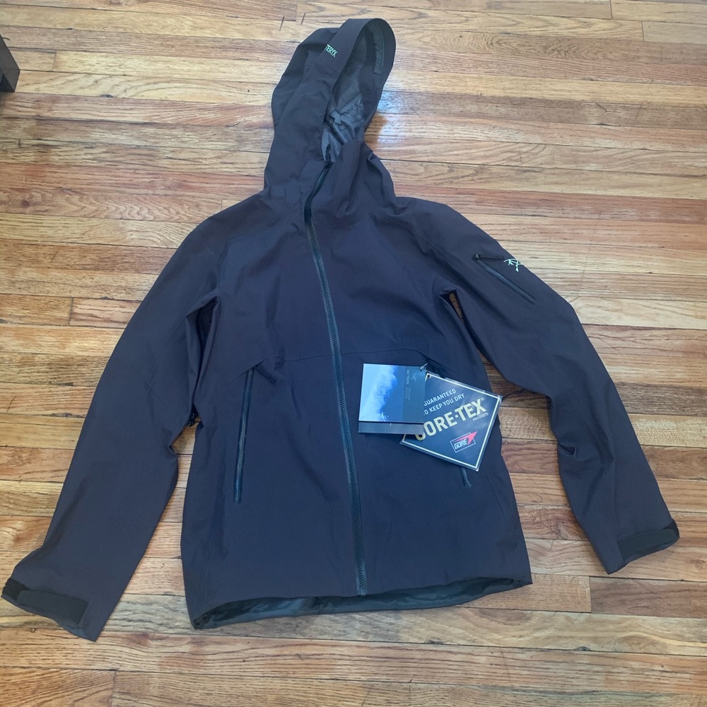 new with tags women’s Arcteryx sidewinder jacket